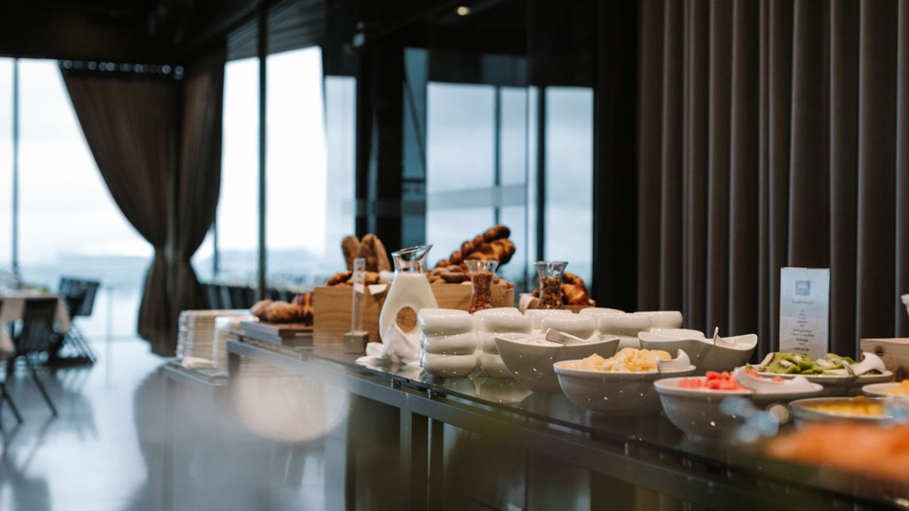 Das Brunchbuffet des Verwöhnbrunch in der Eventlocation Pavillon. Mehrere Schüsseln, Gefässe und Karaffen sind zu sehen.