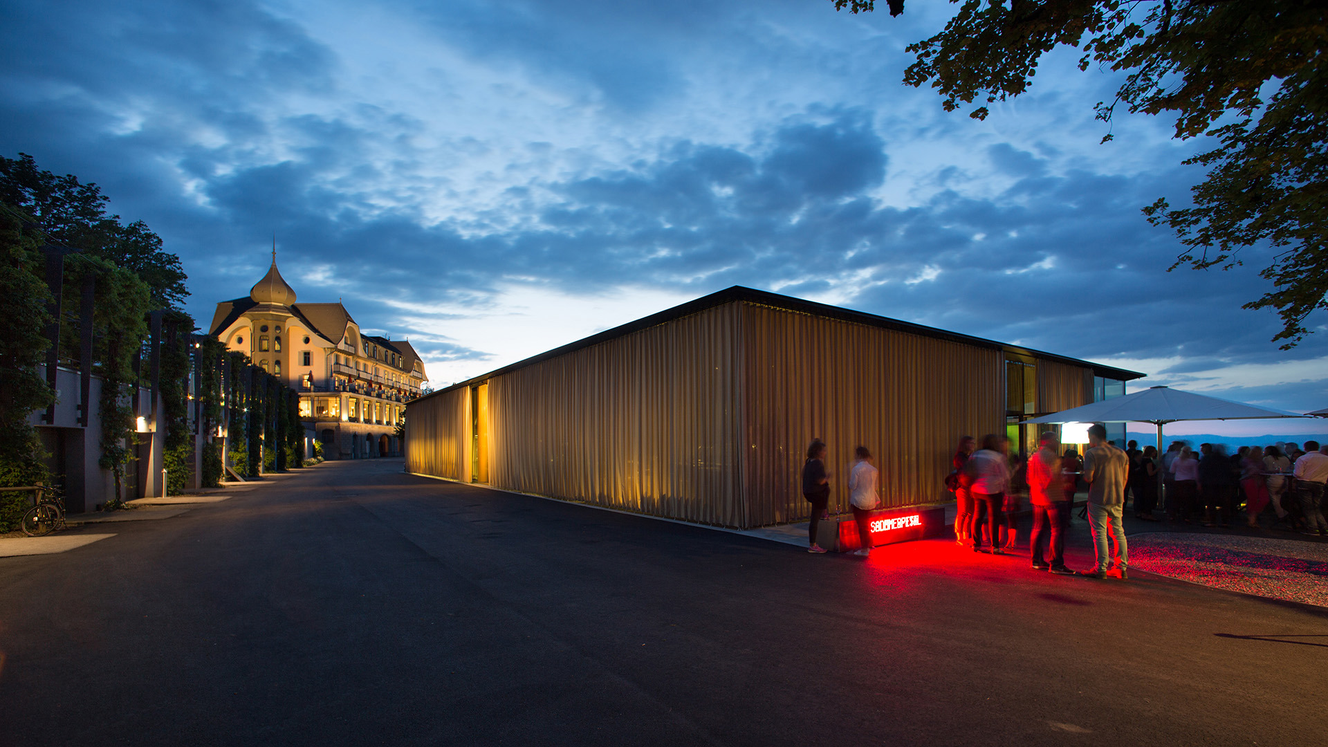 Der Pavillon mit dem Kulmgebäude im Hintergrund bei Abenddämmerung