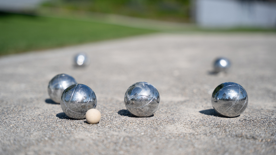 Boule-Kugeln auf der Boule-Bahn auf dem Gurten