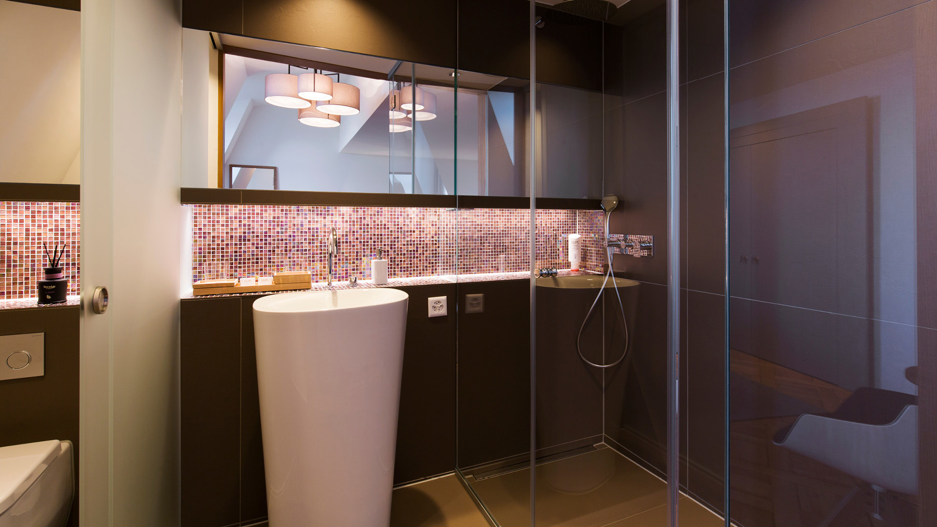 Die Nasszelle dieses Hotels ist in Violetttönen gehalten.