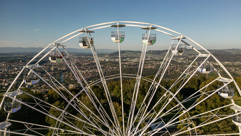 Das Riesenrad auf dem Gurten bei bestem Wetter mit der Stadt Bern im Hintergrund