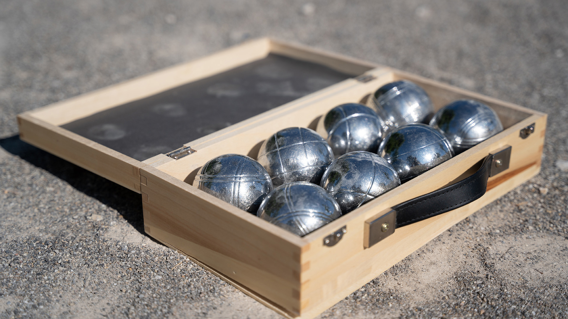 Holzkiste gefüllt mit Boule Kugeln