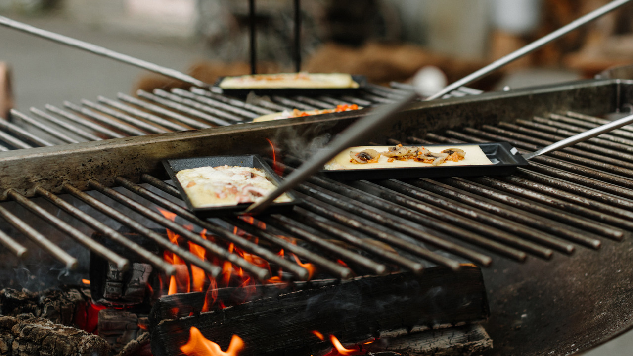 Raclette über dem Feuer