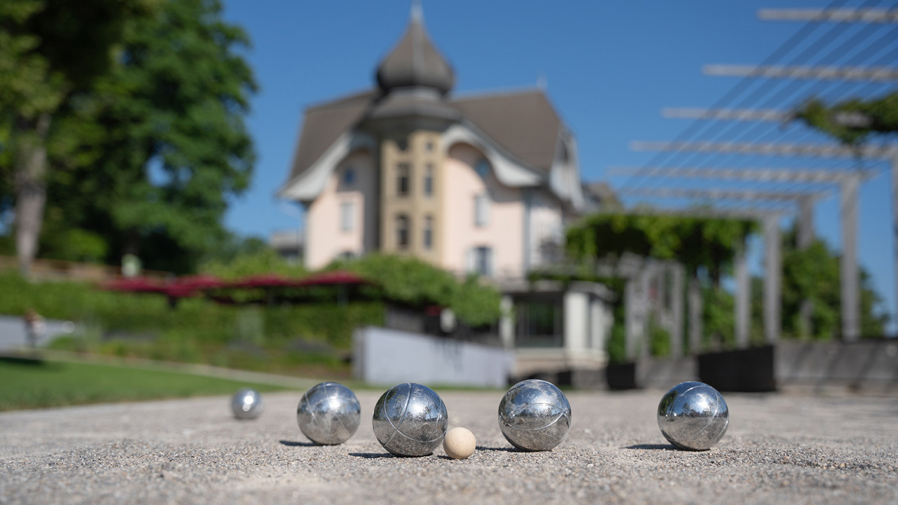 Verteilte Boule Kugeln auf Platz