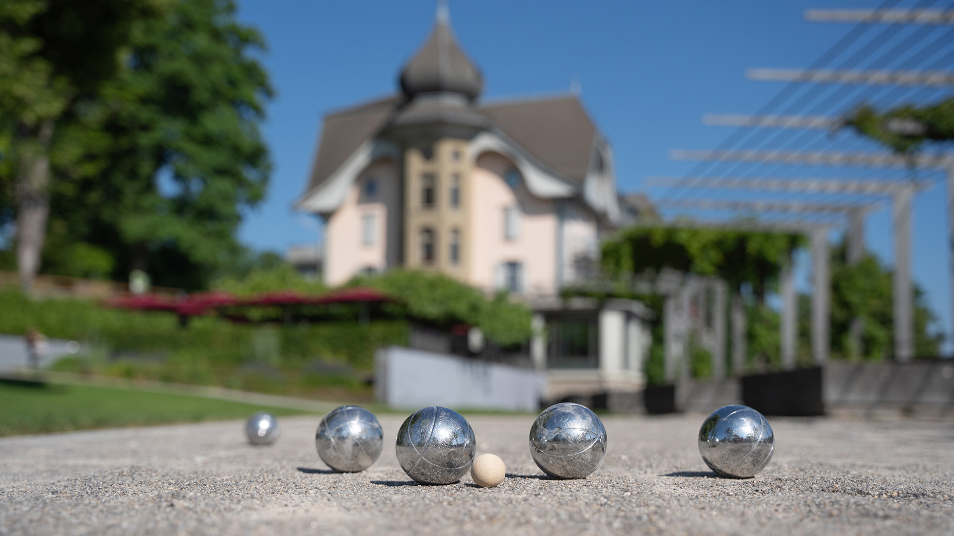 Verteilte Boule Kugeln auf Platz