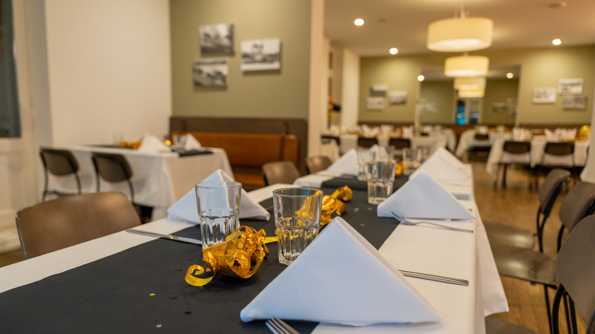 Feierlich gedeckte Tische im Huusbüffe