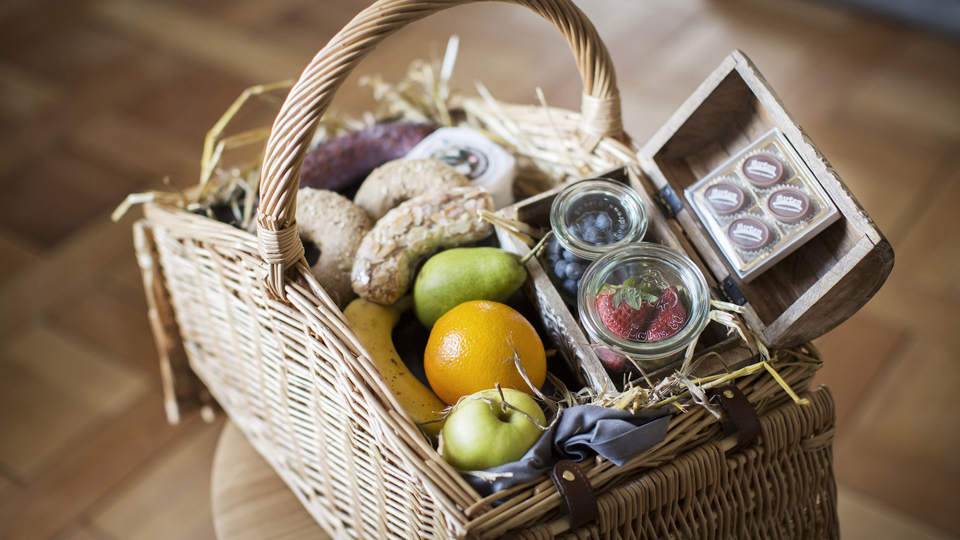 Der Picknickkorb mit regionalen Zutaten, der im Hotelzimmer inbegriffen ist.