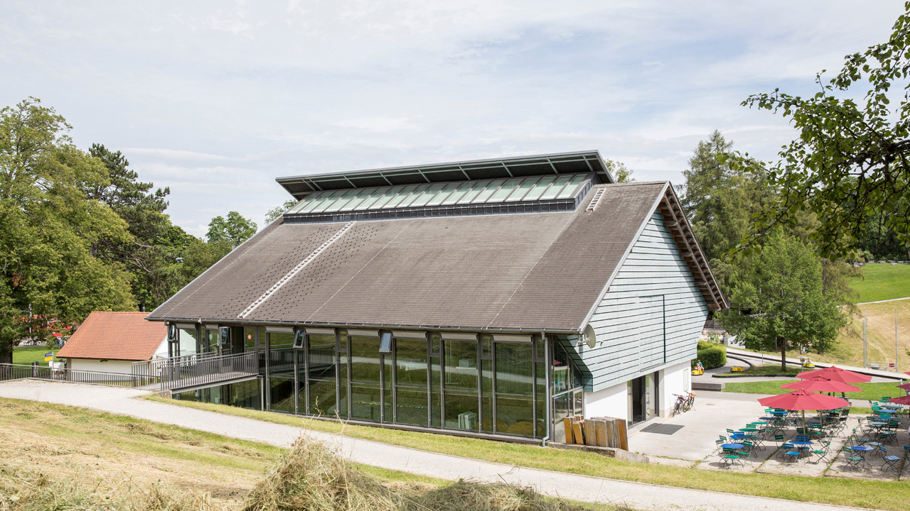 Die Eventlokalität Schüür mit frisch gemähter Wiese im Vordergrund.