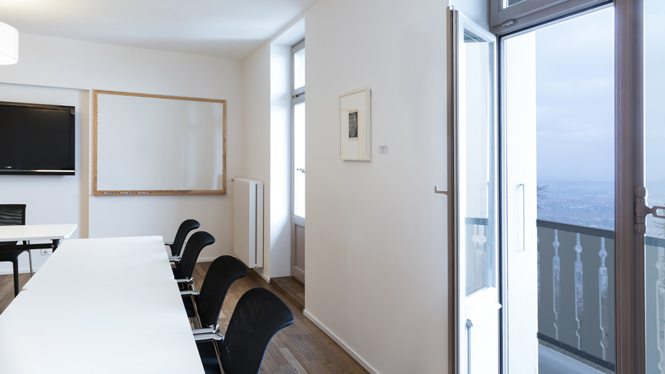 Jeder Seminarraum verfügt über einen Balkon und Weitsicht