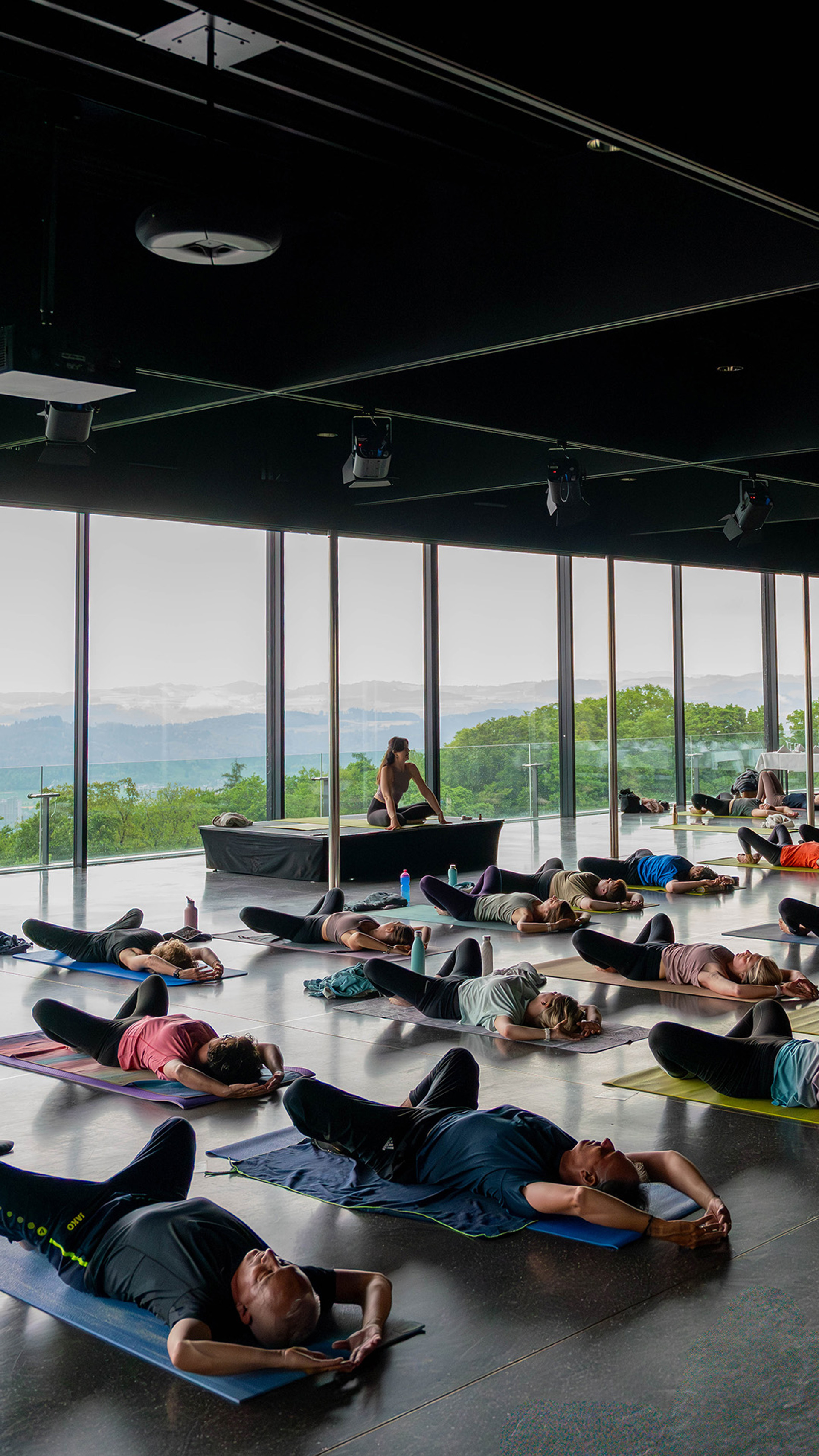 Verschiedene Personen machen Yoga mit Aussicht auf die Stadt Bern
